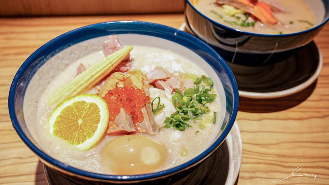 「鮭白湯拉麵」有軟嫩的鮭魚肉,還有蛤蜊、高麗菜和舒肥雞肉。(圖/艾薇覓食趣提供)