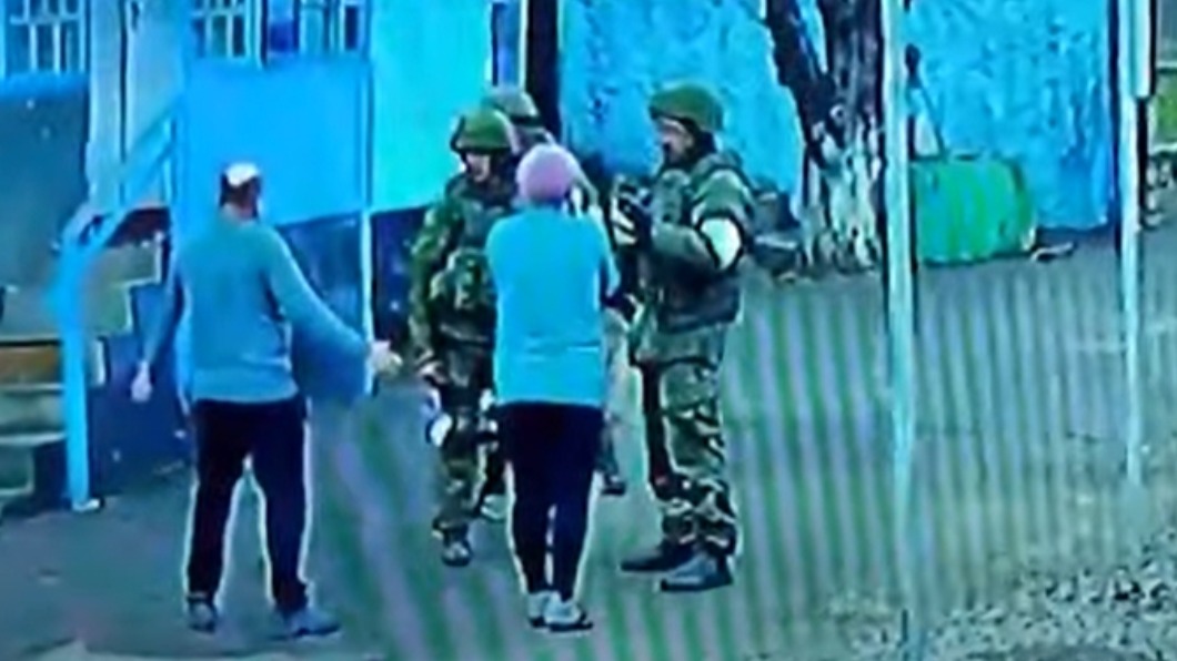 當我是病貓？俄軍闖民宅「對空鳴槍」　老夫婦怒譙轟出家門