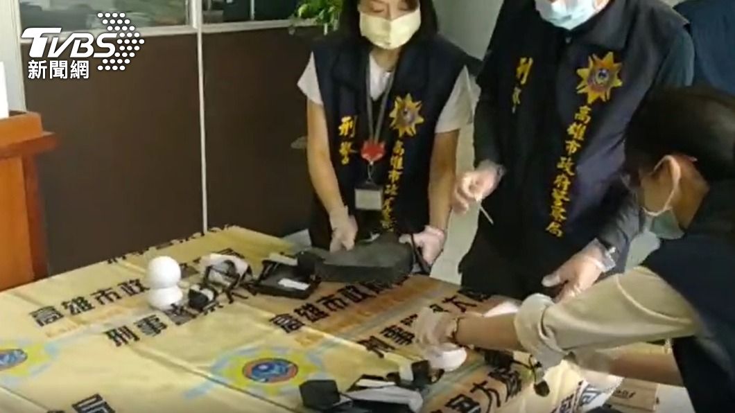 警方在現場查獲許多證物。(圖/TVBS)