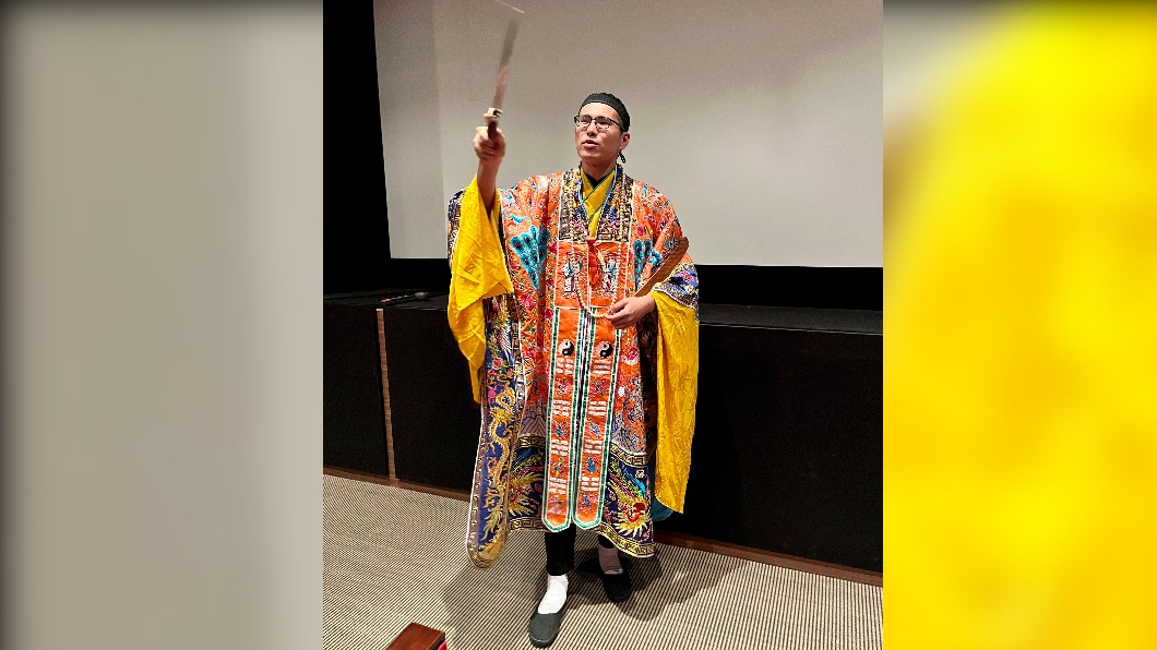 身高190「天菜道長」無預警現身影廳　 手拿七星劍念咒祈福