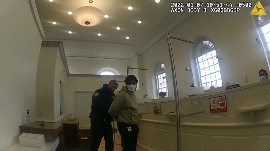 庫格勒被捕時相當困惑，但還是乖乖配合上銬。（圖／翻攝自Fox5 Atlanta）