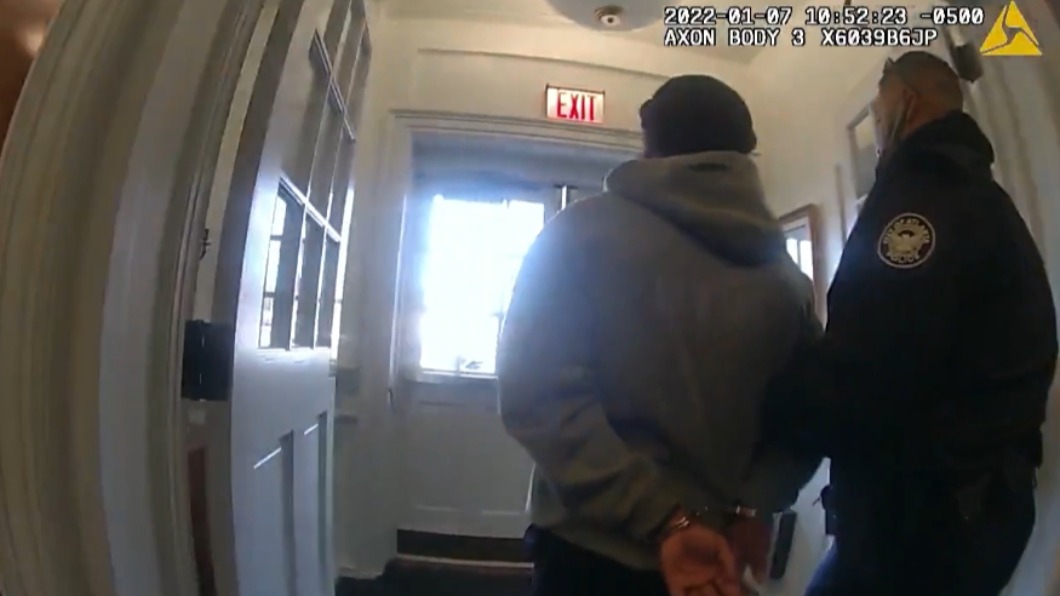 庫格勒被警方上銬帶出銀行。（圖／翻攝自Fox5 Atlanta）