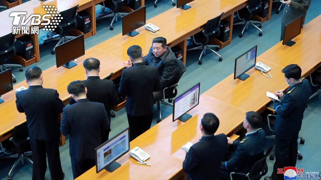 金正恩視察圖中發表指示，一旁的官員全低頭認真做筆記。（圖／達志影像路透社）