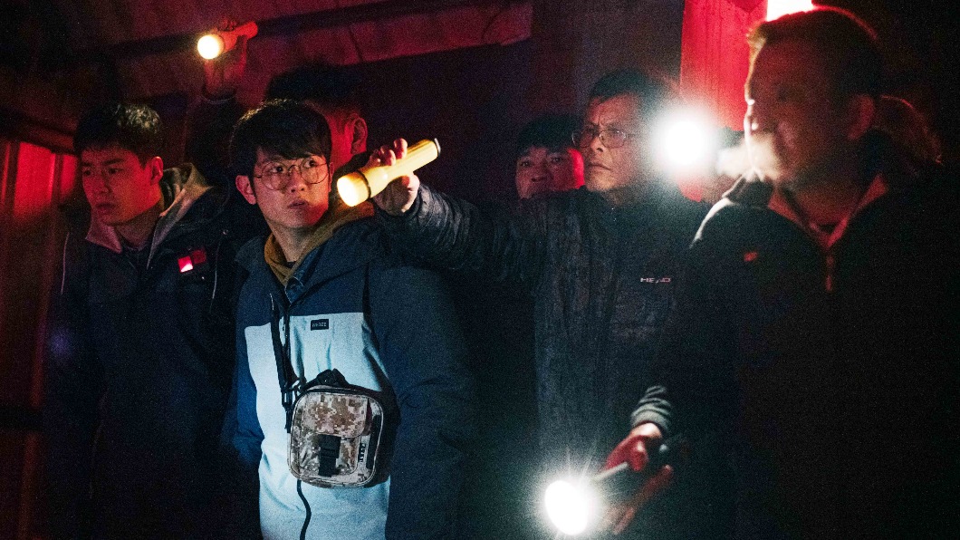 電影《咒》釋出最新預告帶觀眾一探邪教聖地，神秘氛圍下接連出現行為怪異的教徒，讓人看了渾身發毛。（圖／牽猴子提供）