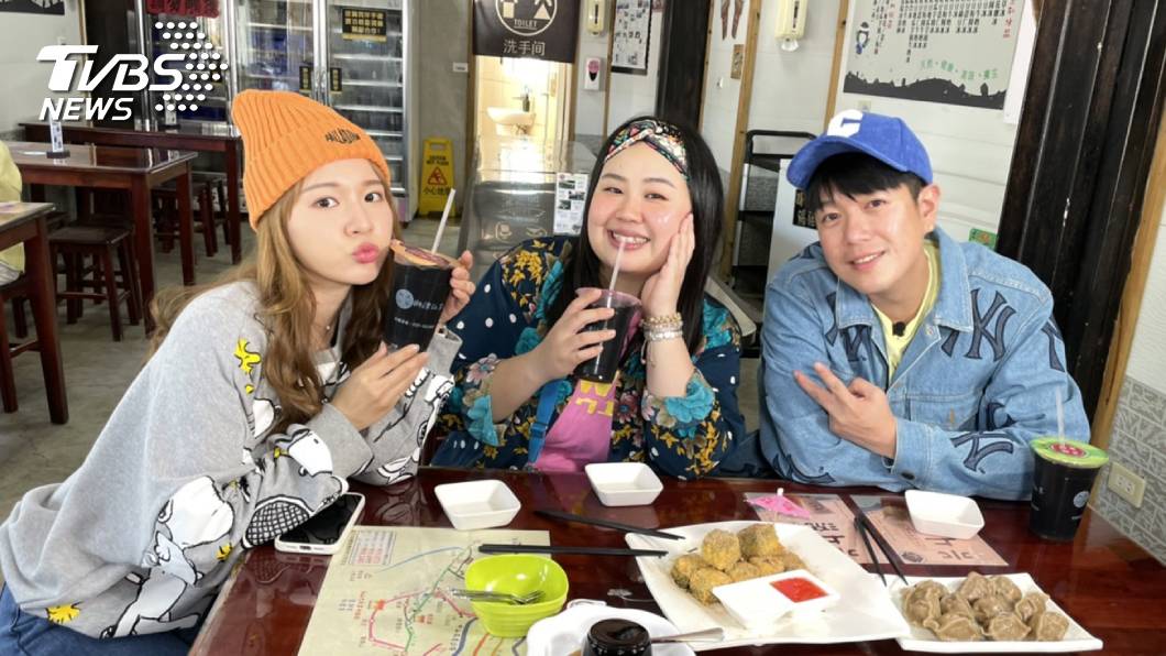 李易、大文及林莎前往苗栗大啖美食，品嘗客家料理、雲南菜。圖／TVBS