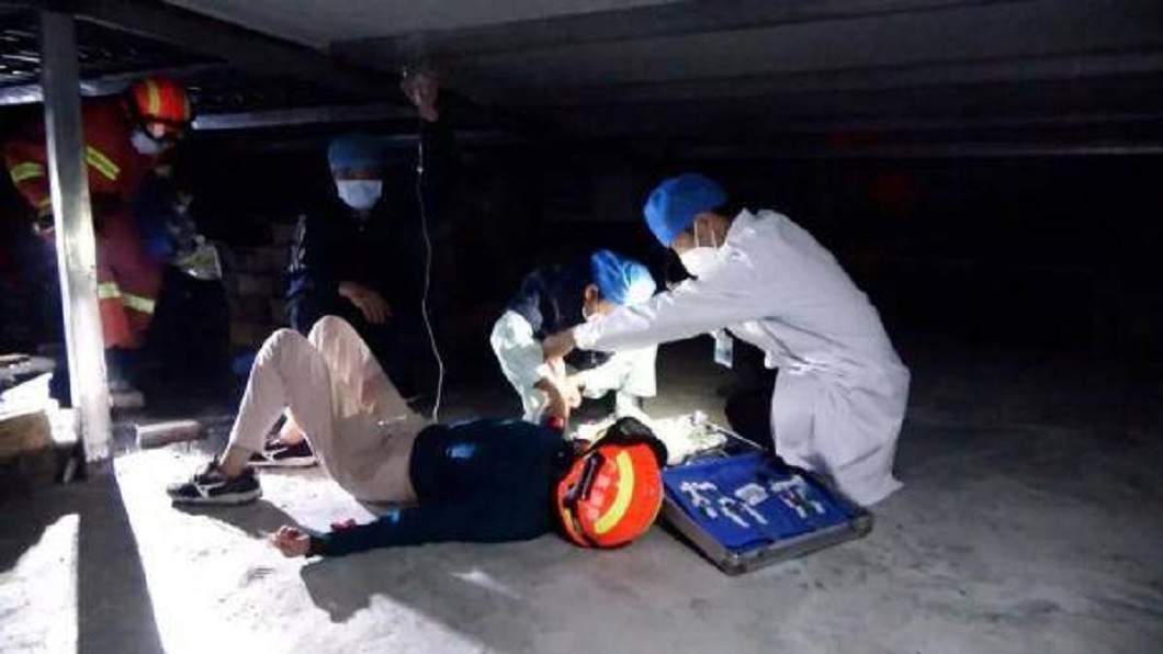 女子靠著麵包和水果腹度過。(圖/翻攝自搜狐新聞)