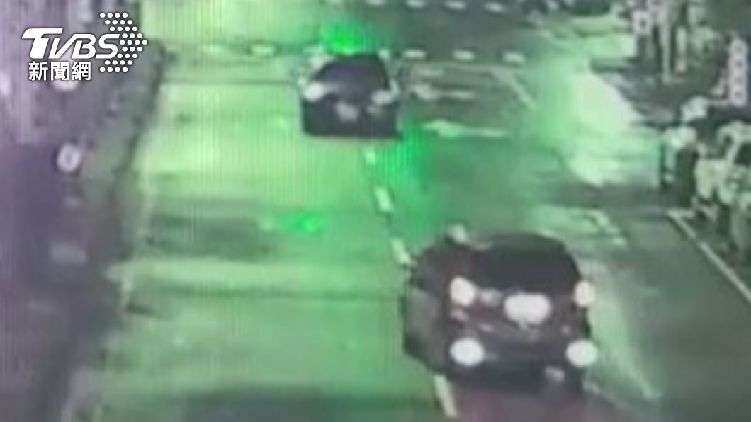 獨/超車衝突!轎車「正面對決」休旅車還想亮刀 警逮全無照