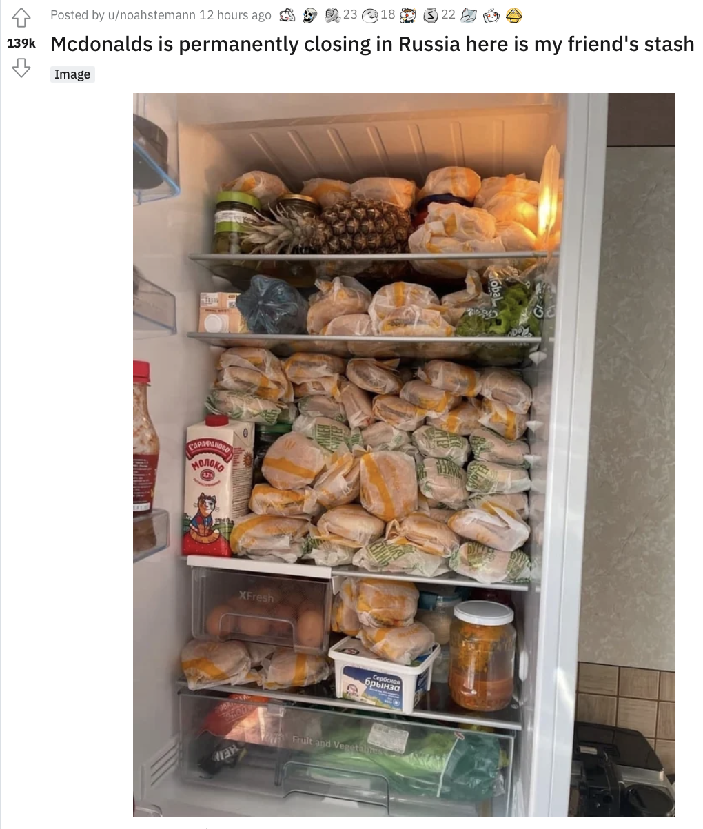 網友分享俄羅斯友人冰箱塞滿麥當勞漢堡的畫面。(圖/翻攝自reddit)