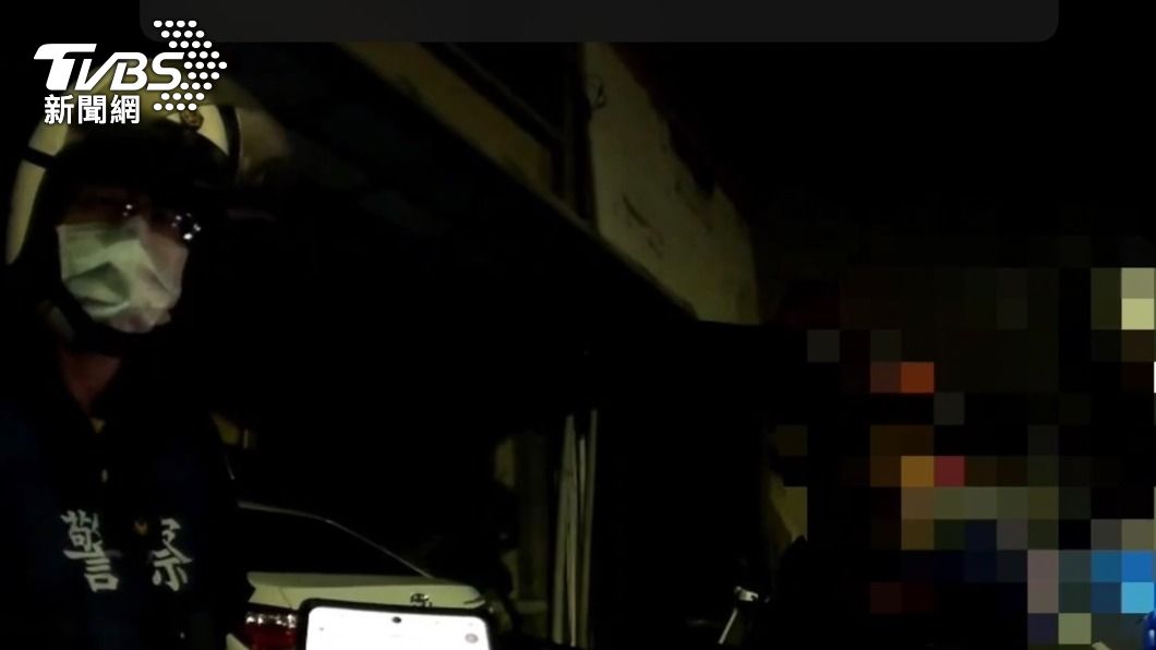 員警最後用翻譯APP溝通。(圖/TVBS)
