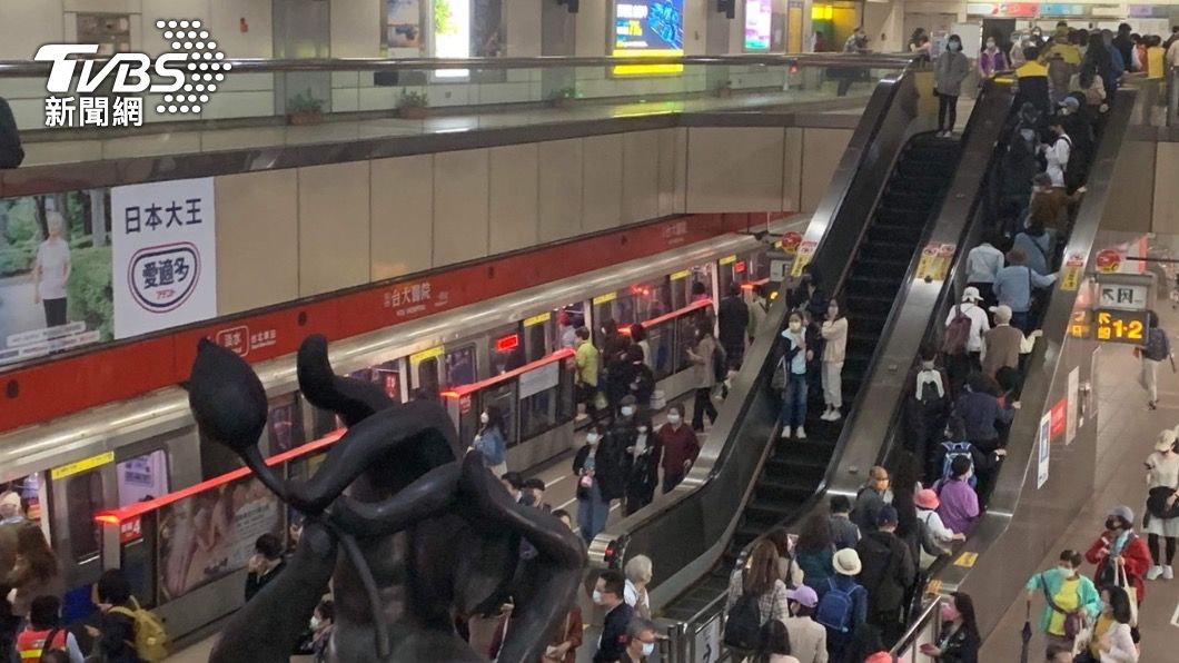 車內旅客突然聞到一股刺鼻的燒焦味。(圖／讀者提供)