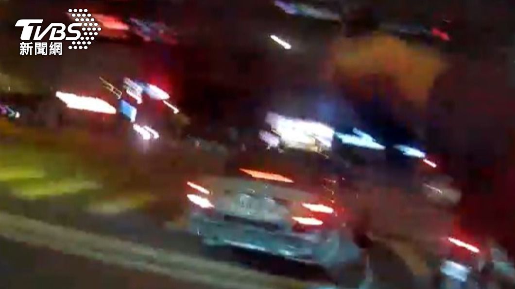 情況危急員警朝車輛連開三槍。（圖／TVBS）