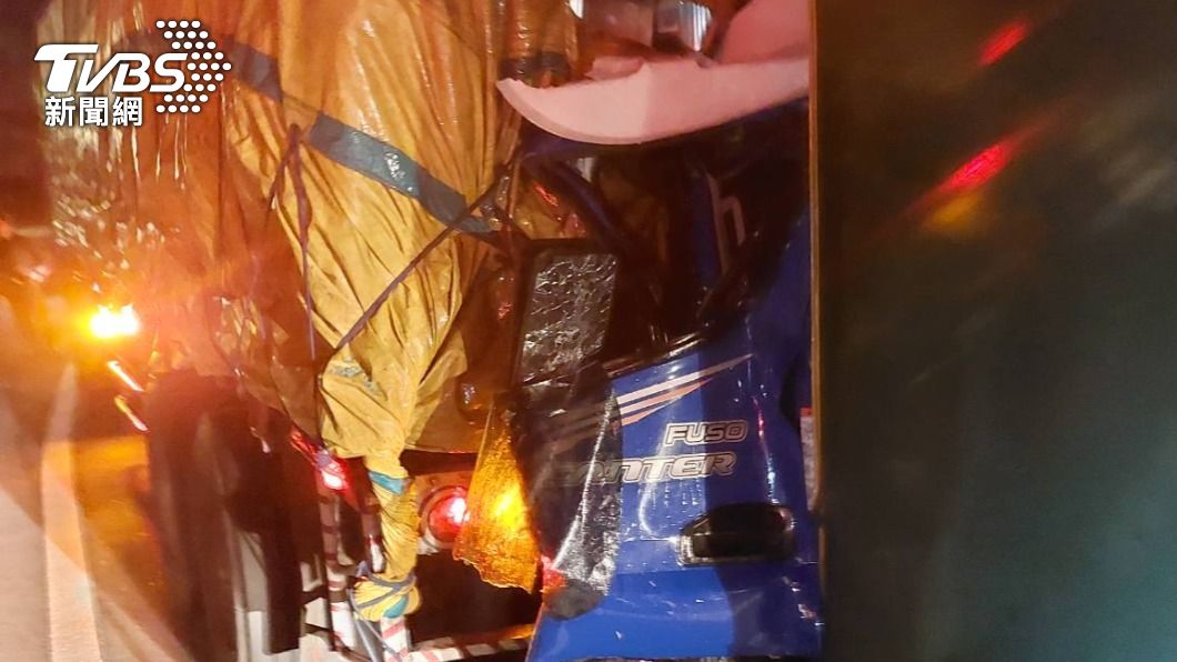 1死1重傷！拖板車不知挨撞以為故障　驚見車尾插著小貨車