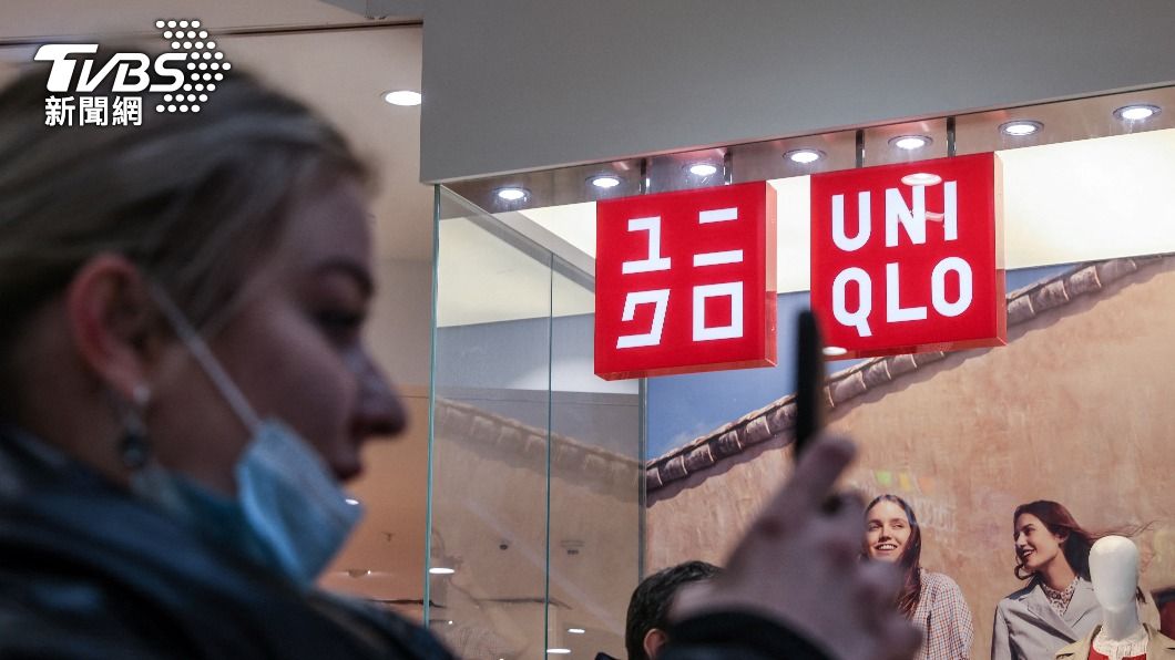 俄羅斯民眾在UNIQLO拍照留念。（圖／達志影像路透社）