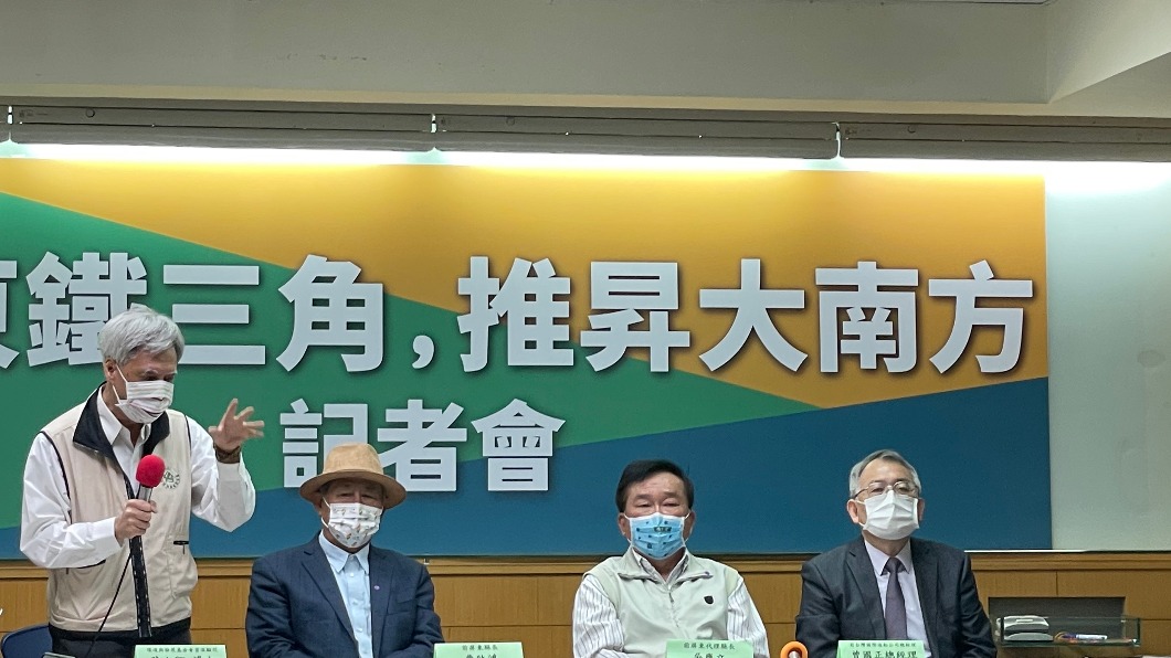 前屏東縣長曹啟鴻今舉行記者會力挺鍾佳濱參選屏東縣長。（圖／TVBS）