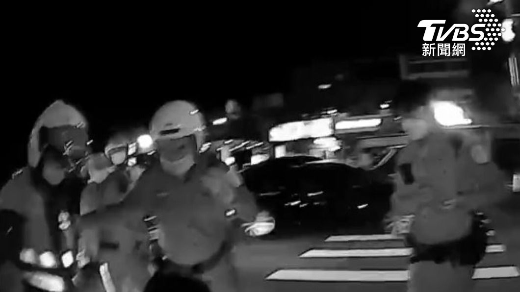 員警協助將主委送醫。(圖/TVBS)