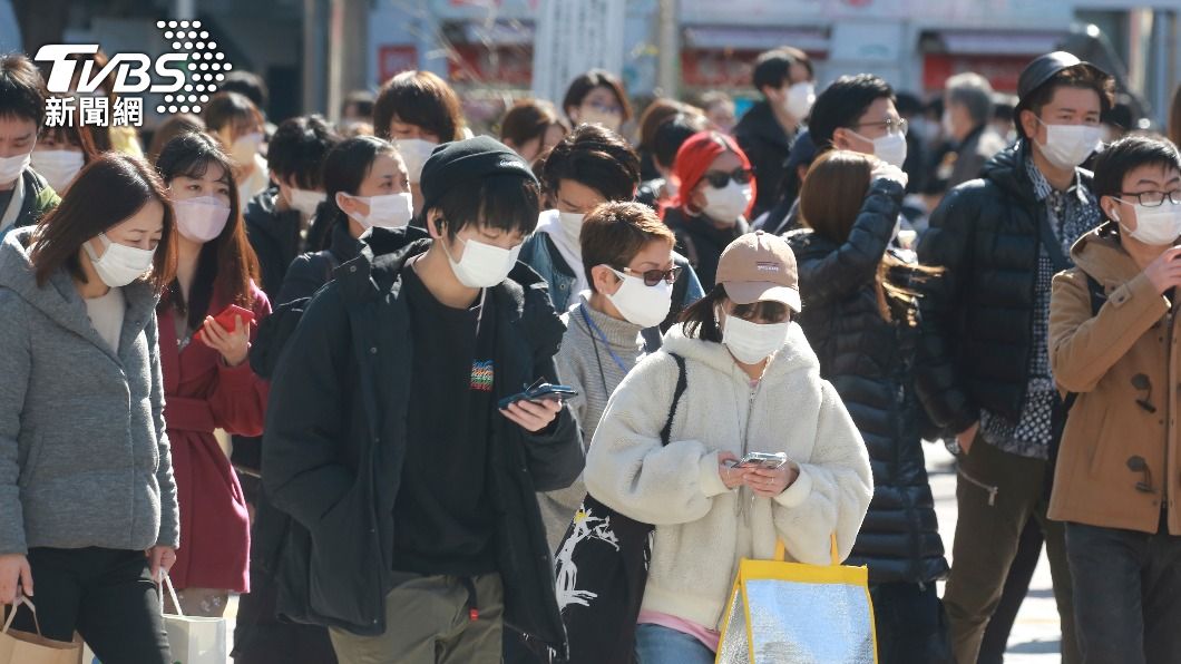 日本疫情未解，單日確診仍有6萬人。（圖／達志影像美聯社）