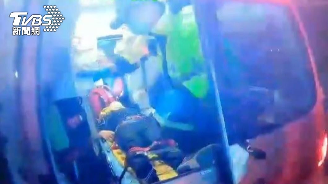 拼命!男酒駕自撞翻車怕被罰 從台64線快速道路往下跳