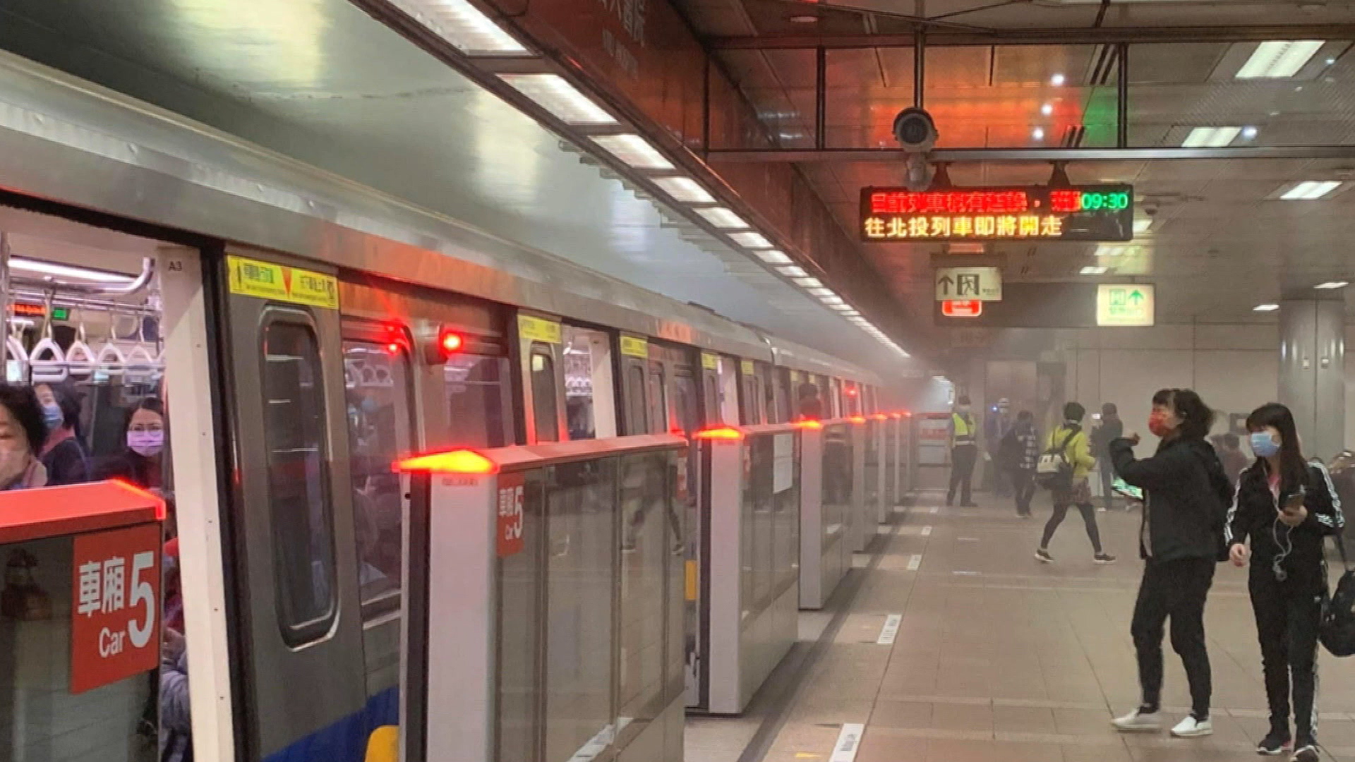這個月11日捷運台大醫院站軌道起火，濃煙飄散，乘客驚惶疏散。（圖／讀者提供）