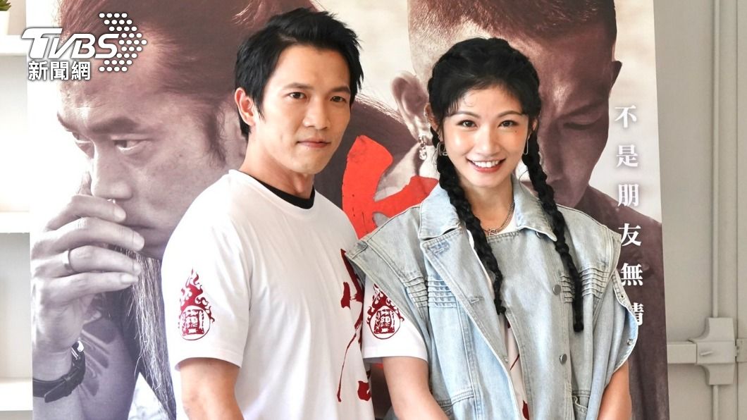 黃尚禾(左)在記者會上直球認愛李千那(右)。(圖/TVBS資料畫面)