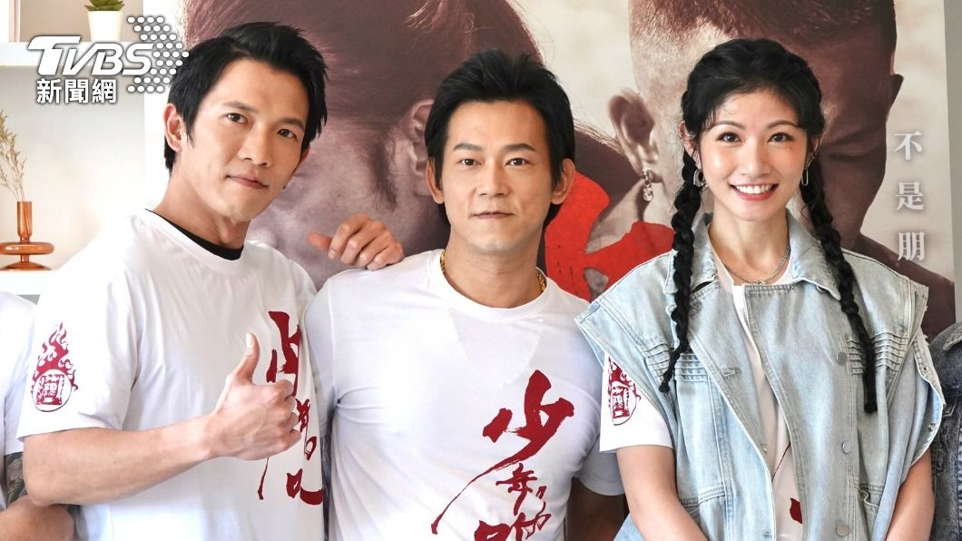 《少年吔》導演顏正國(中)今日與演員黃尚禾(左)、李千那(右)出席宣傳活動。(圖/黃城碩攝)