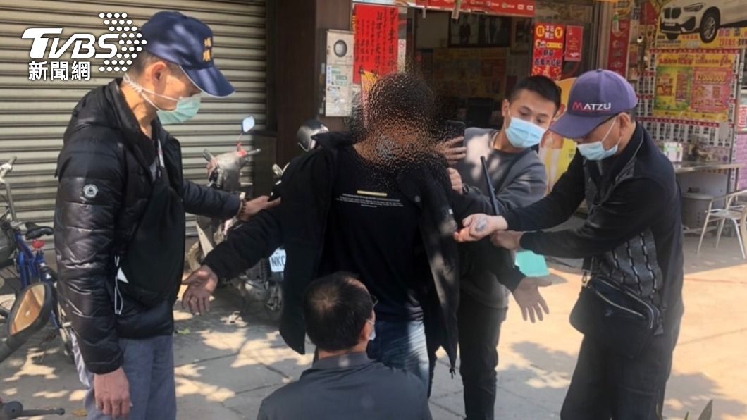 人贓俱獲！農夫曬千元鈔除濕　男騎士假問路順手搶錢