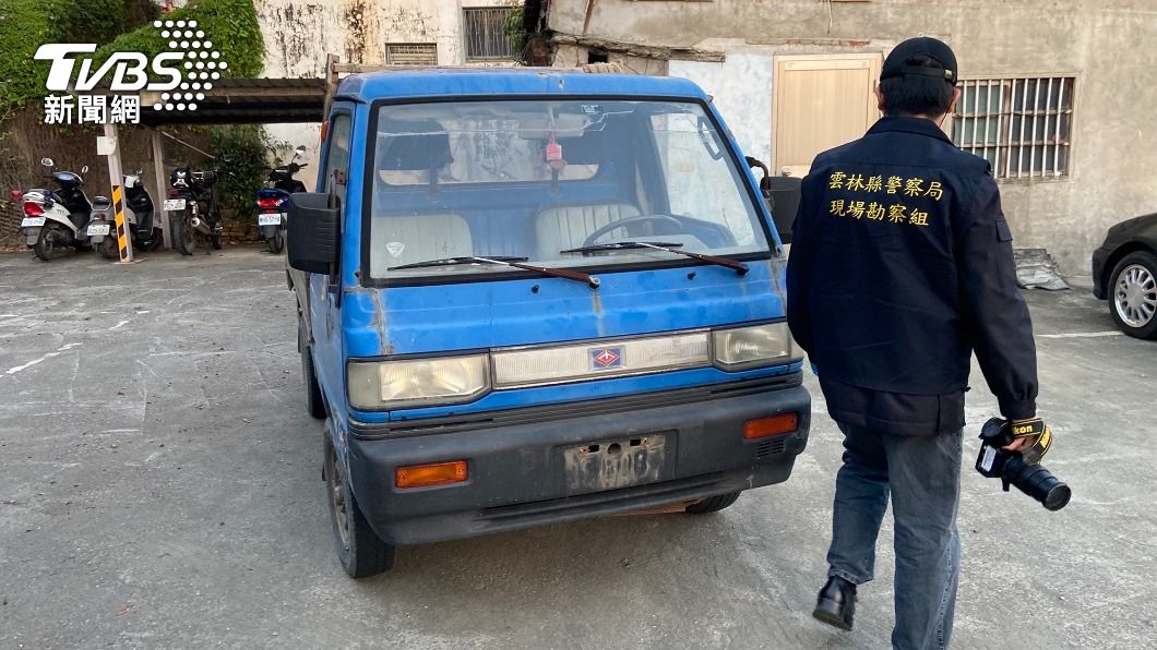 李男在路邊偷走一輛車。(圖/TVBS)