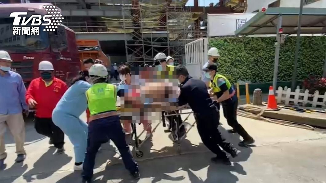 該名工人被緊急抬上擔架送醫。(圖/TVBS)