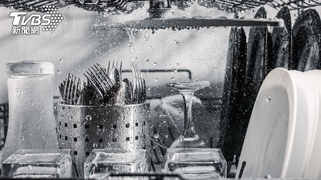 洗碗機內部有加熱,加壓噴水,軟水 與排水機構。(示意圖/shutterstock達志影像)