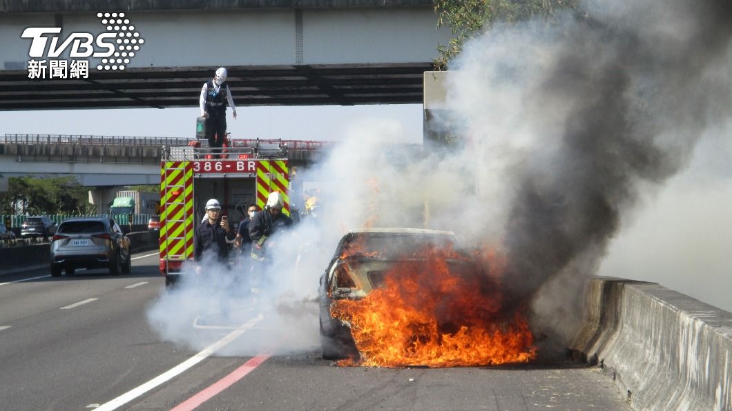 鼎金系統火燒車!國道黑煙狂竄 百萬賓士淪廢鐵
