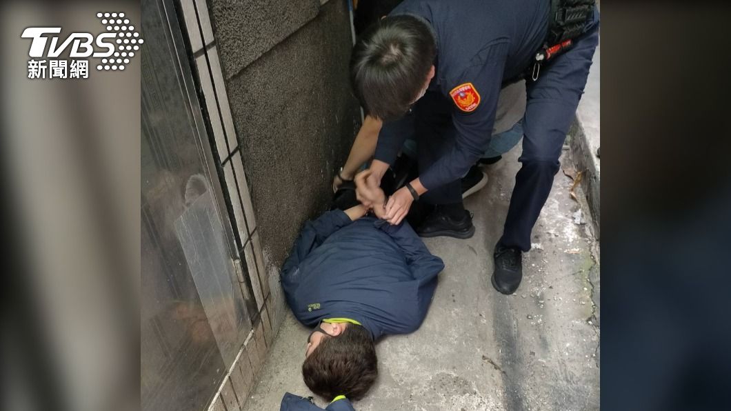 員警將人上銬逮捕。(圖/TVBS)