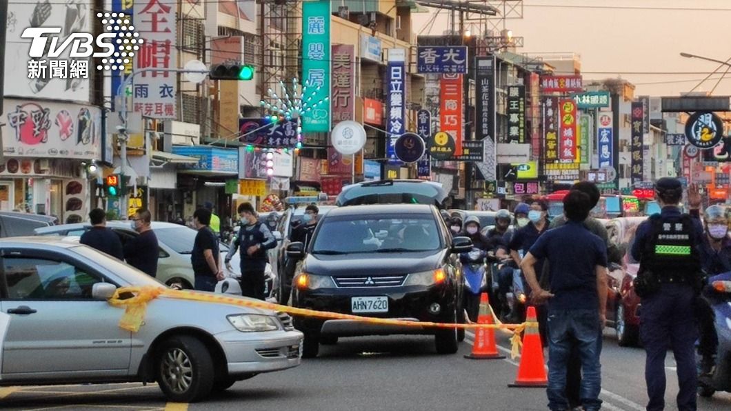 獨家畫面/台中大里槍擊案!嫌衝撞警拔槍回擊 1人中彈