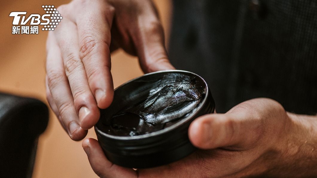 髮膠能讓頭髮看起來乾爽，且有造型感。（示意圖／shutterstock達志影像）