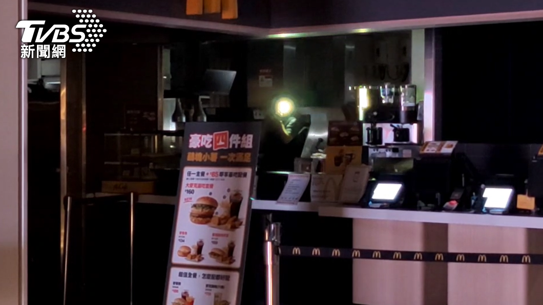 美食街麥當勞跳電,員工拿手電筒做事。(圖/TVBS)