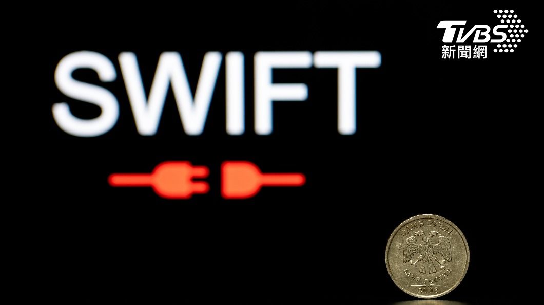 美國經濟制裁俄羅斯，將盧布踢出國際支付系統SWIFT。（示意圖／shutterstock達志影像）