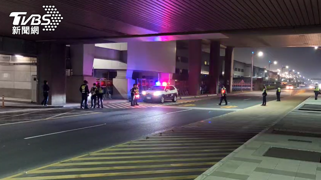 航警在發電機外警戒。(圖/TVBS)