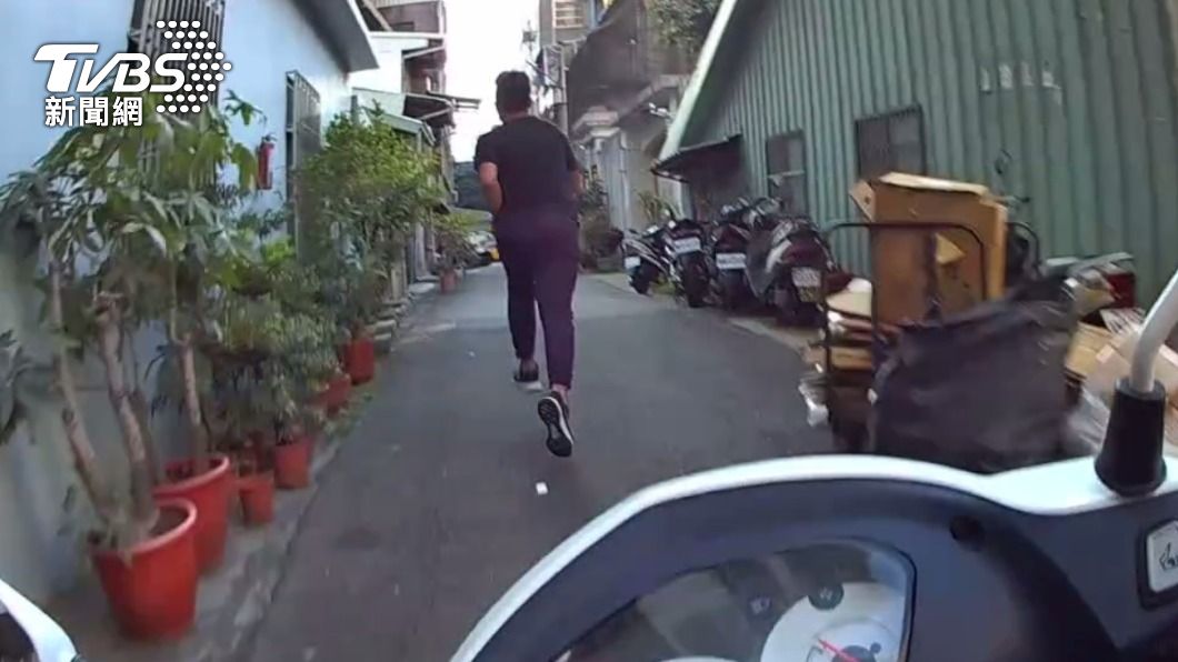 男子棄車逃逸給警察追補。（圖／TVBS）