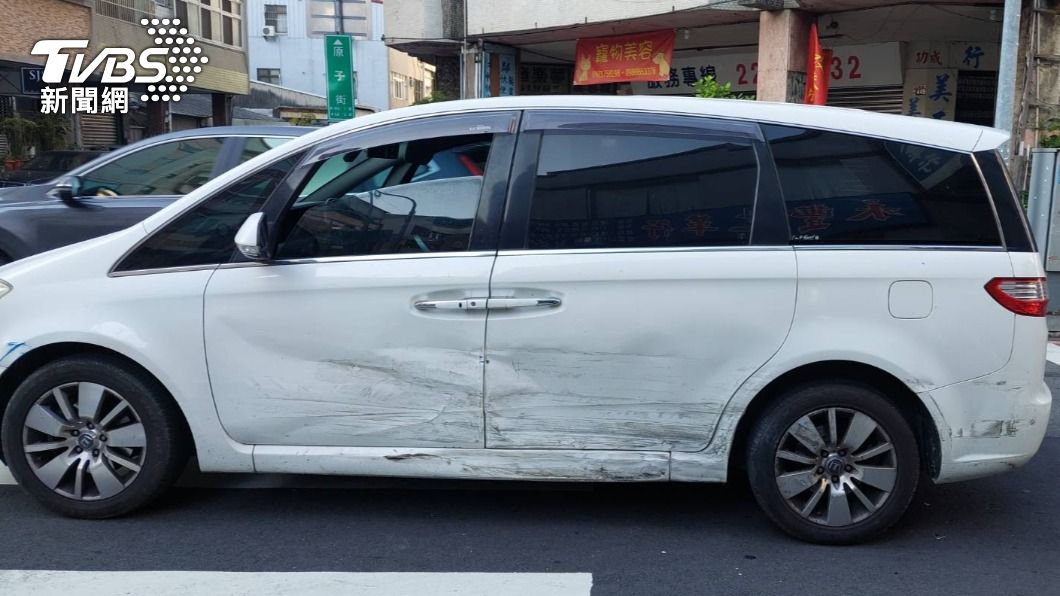 陳男在路口和另一輛車發生擦撞。（圖／TVBS）
