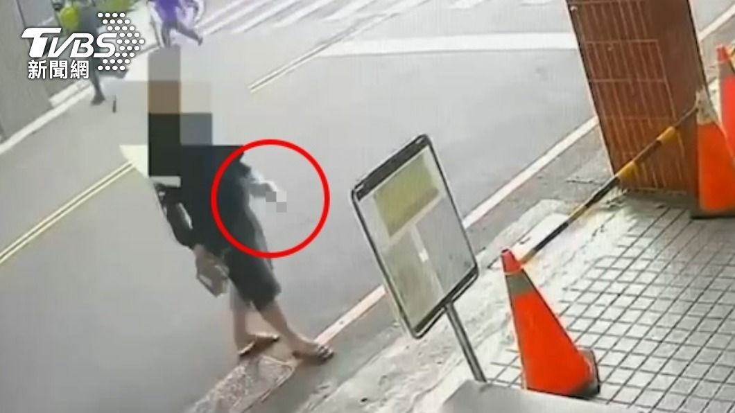 邱男拿著空氣槍在派出所前走來走去。(圖/TVBS)
