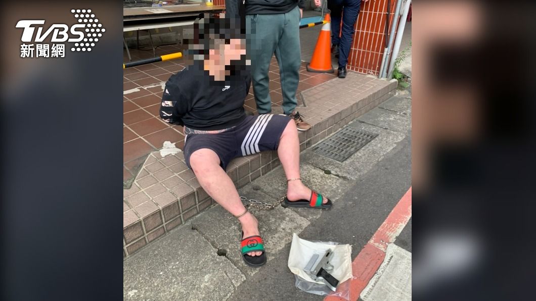 邱男被警方上銬。(圖/TVBS)