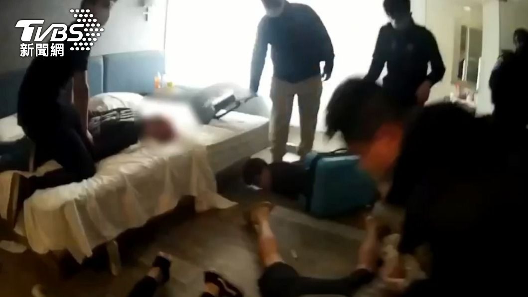 犯嫌被員警壓制。(圖/TVBS)