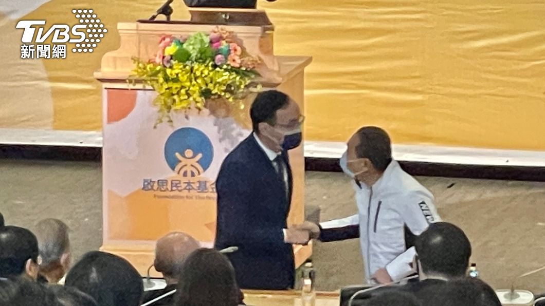 侯友宜難得與朱立倫同台，兩人僅短暫握手、寒暄。（圖／TVBS）
