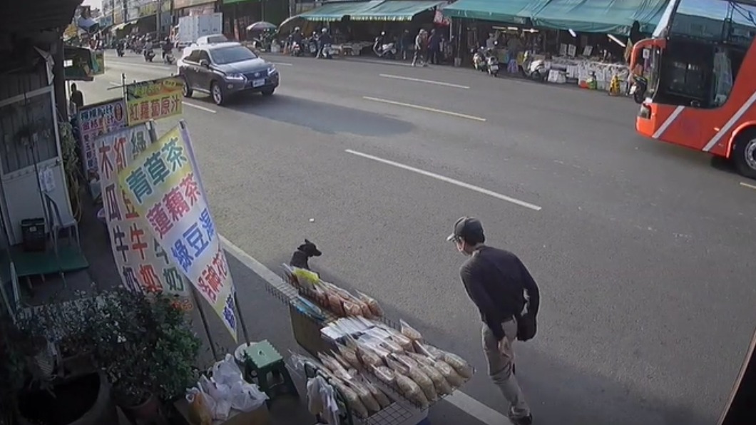 流浪狗打算在攤位前撒尿。（圖／翻攝自爆料公社）