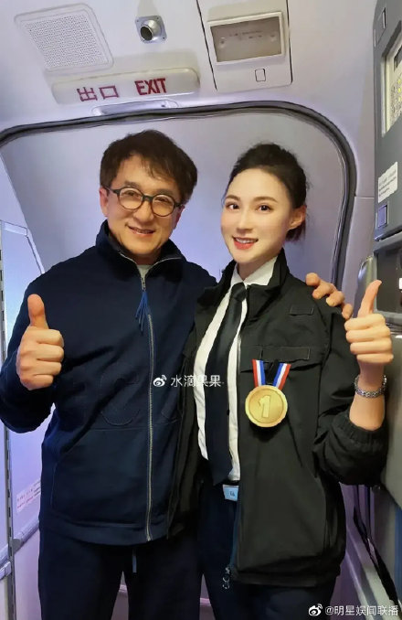 空姐透露成龍跟她要聯絡方式。(圖/翻攝自微博)
