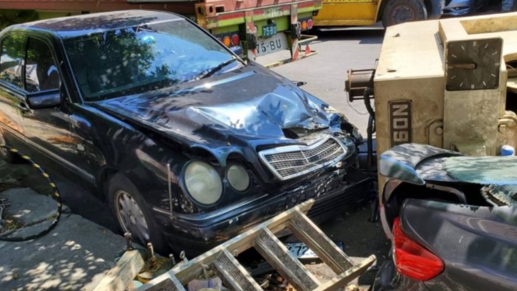 超無辜!車停路邊被撞爛 網揭「這關鍵」:只能自認倒楣