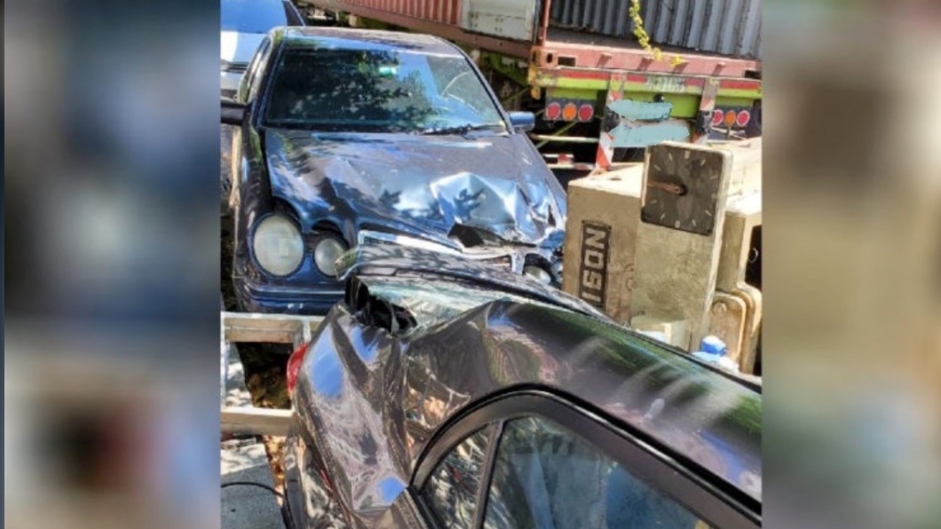 車輛的車頭幾乎全毀，進行維修一定會產生一筆費用。（圖／翻攝自PTT）