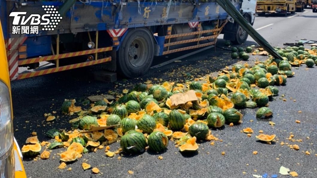 國道10號高雄段水果車翻覆躺中線車道 小玉西瓜墜滿地炸開