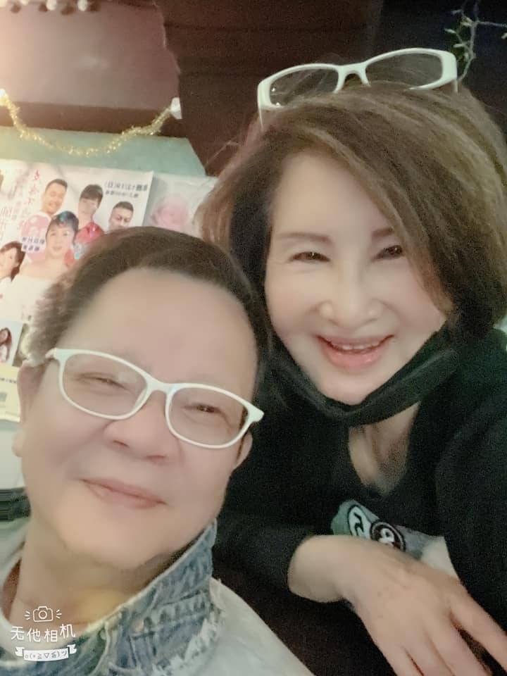 藝人鄭進一也來恬娃開設的卡拉OK店捧場。(圖/翻攝自恬娃臉書)