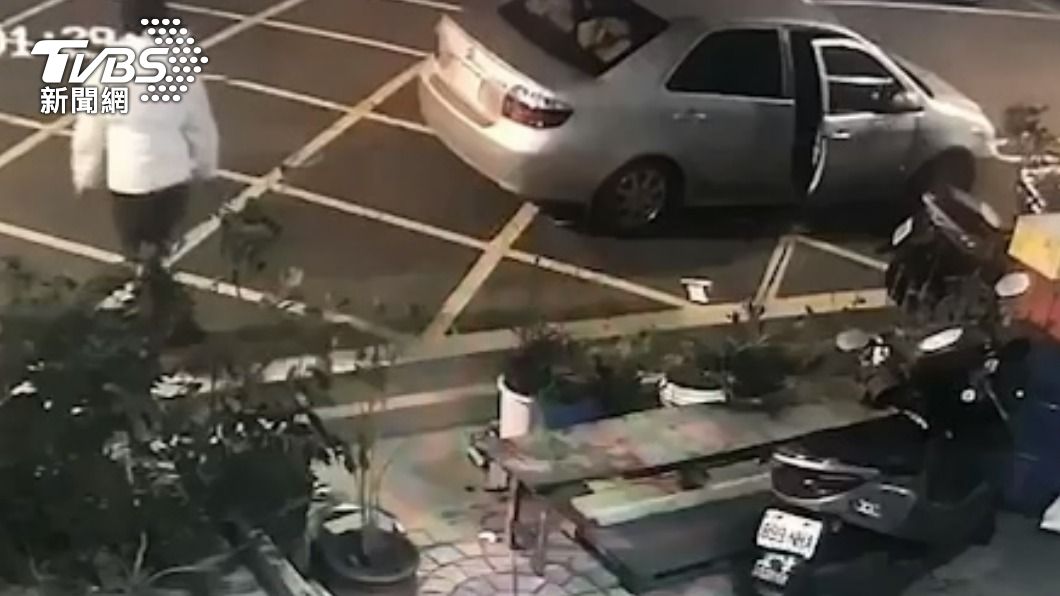 車行老闆趁隙逃走。(圖/TVBS)