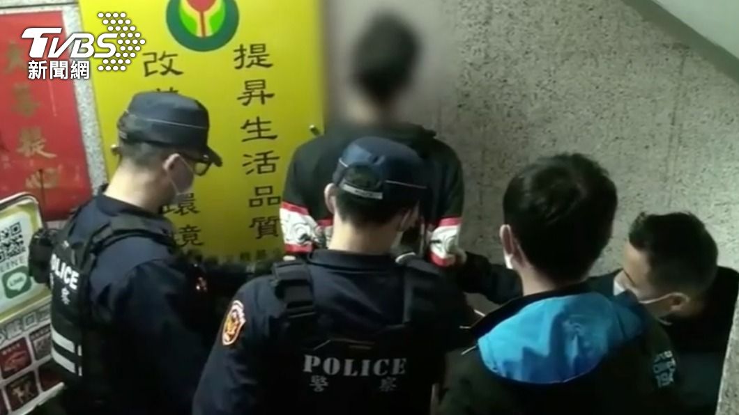 警方逮捕犯嫌。(圖/TVBS)