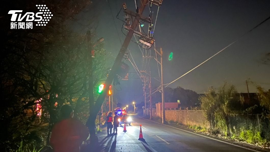 戰車又撞電桿!桃園楊梅227戶停電 民眾摸黑打羽球
